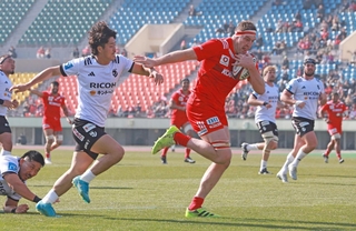 神戸-ＢＲ東京　前半、相手守備をかわし、そのままトライする神戸のレタリック＝神戸市須磨区緑台、ユニバー記念競技場（撮影・辰巳直之）