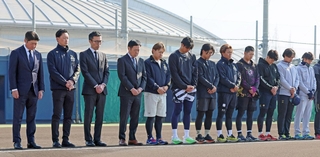 黙とうを捧げるプロ野球オリックスの（左から）馬殿太郎社長、岸田護監督ら＝舞洲（撮影・立川洋一郎）