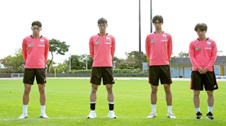 震災犠牲者に向けて黙とうするＪ１神戸の山川哲史（左から２人目）ら＝沖縄県西原町（©ＶＩＳＳＥＬ　ＫＯＢＥ）