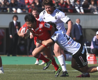 神戸-ＢＲ東京　後半、果敢に突破を図る神戸の日和佐＝神戸市須磨区緑台、ユニバー記念競技場（撮影・辰巳直之）