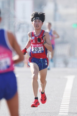 ３位で中継所を目指す兵庫の５区藤岡孝太郎＝１８日午後、広島市内（撮影・丸山桃奈）