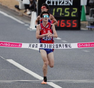 ３位でフィニッシュする兵庫の７区藤田大智＝１８日午後、広島市中区（撮影・丸山桃奈）