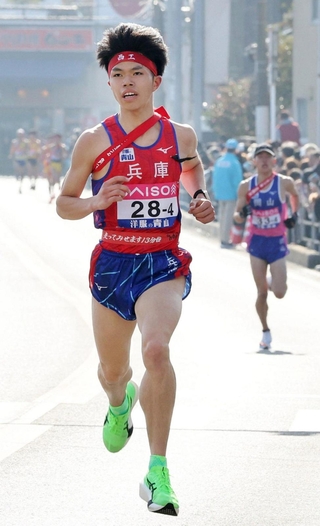 ４区区間賞の新妻昂己＝中国新聞提供