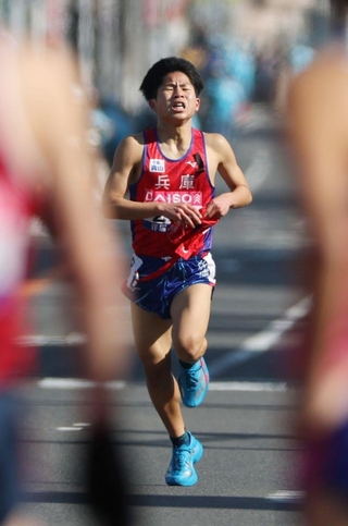 中継所へとスパートをかける兵庫の２区佐藤颯流＝１８日午後、広島市内（撮影・丸山桃奈）