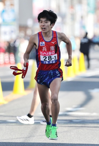 たすきを受け取り、駆け出す兵庫の３区長嶋幸宝＝１８日午後、広島市内（撮影・丸山桃奈）