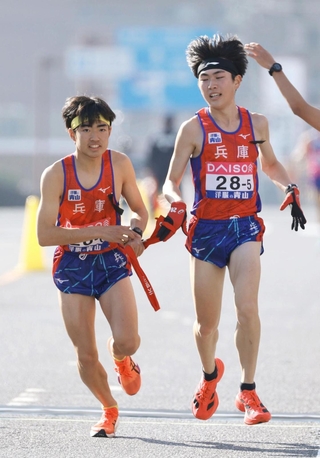 兵庫の５区藤岡孝太郎（右）からたすきを受け取る６区石塚勇輝（撮影・丸山桃奈）