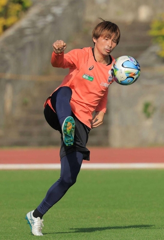 はつらつとボールを蹴る神戸の乾貴士＝沖縄・西原町民陸上競技場（撮影・吉田敦史）