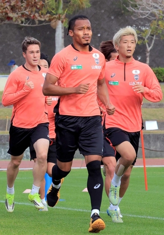 ペース走に取り組む神戸のンドカ・ボニフェイス（中央）＝沖縄・西原町民陸上競技場（撮影・吉田敦史）