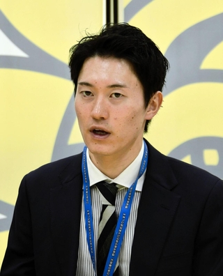 ミラノ・コルティナ冬季五輪の男子モーグル代表に決まり、意気込みを語る藤木豪心＝神戸市中央区