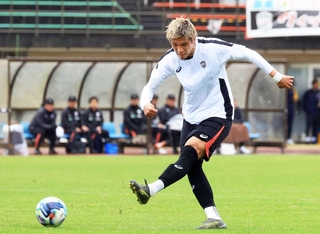 沖縄国際大との練習試合でゴールを決める神戸の小松蓮＝沖縄・西原町民陸上競技場（撮影・吉田敦史）