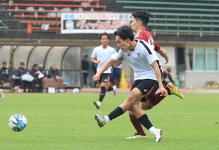 沖縄国際大との練習試合で自身５点目を挙げる神戸の浜崎健斗（手前）＝沖縄・西原町民陸上競技場（撮影・吉田敦史）