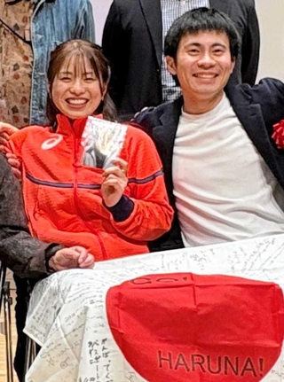 ミラノ・コルティナ冬季五輪の壮行会で記念写真に納まる長森遥南（左）と横山大希＝西宮市、関学大