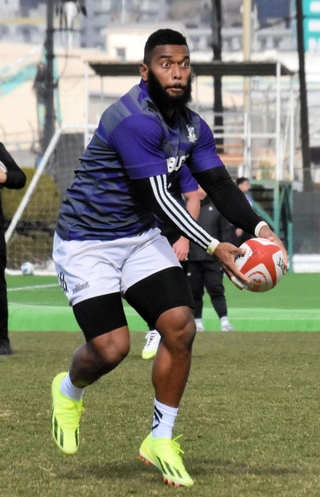 横浜戦に向けて練習に汗を流す神戸のＷＴＢイノケ・ブルア＝神戸市東灘区のチームグラウンド