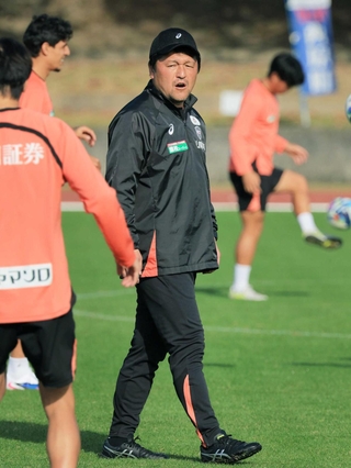 沖縄キャンプで選手たちに絶え間なく声をかける神戸の秋葉忠宏コーチ＝１８日、沖縄・西原町民陸上競技場（撮影・吉田敦史）