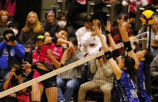 姫路－埼玉上尾　第２セット、ストレートにスパイクを放つ姫路の野中瑠衣