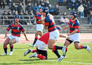 Ａブロック決勝・関学－神戸科技　前半、相手をいなしてトライを決める関学の鈴木主将（中央）