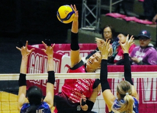 姫路－埼玉上尾　第２セット、高い打点からスパイクを放つ姫路のミンガルディ