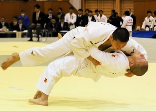 男子６６キロ級決勝　鮮やかな大内刈りを決める神港学園の藤村立志（上）