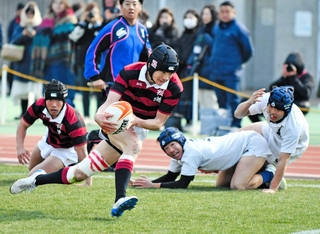 Ｂブロック決勝・神戸－報徳　前半終了間際、６０点目のトライを決める報徳の梅津（手前）