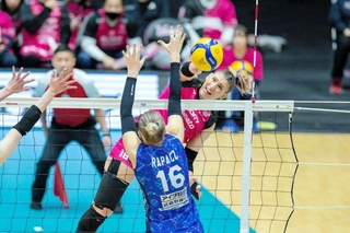 力強いスパイクを打つ姫路のミンガルディ（チーム提供）