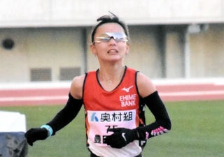 大阪国際女子マラソンで、12位でゴールする豊田由希