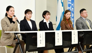 理想の指導者像について語るアーチェリーの上原瑠果（左端）らパネリスト＝神戸市兵庫区中之島２、兵庫津ミュージアム