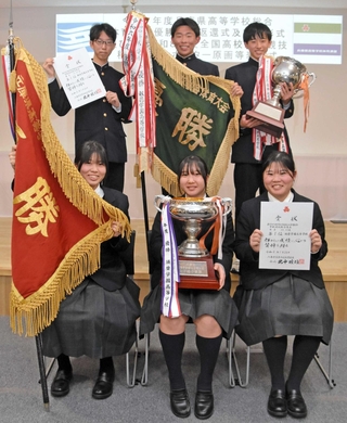 優勝した女子の須磨学園（手前）と男子の報徳の生徒たち＝神戸市中央区、兵庫県私学会館