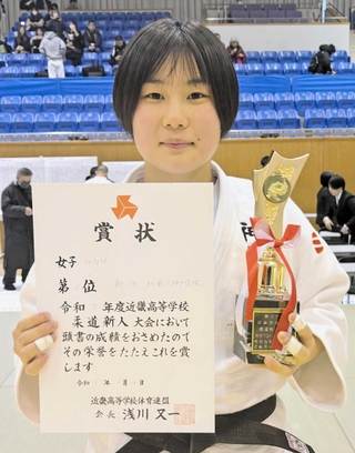 柔道近畿高校新人大会女子７０キロ級で優勝した神院大付の新白和香＝姫路市、県立武道館