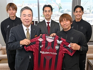 神戸新聞社を訪れ、ユニフォームを梶岡修一社長（手前左）に手渡す神戸の乾貴士。後列は左から扇原貴宏、千布勇気社長、武藤嘉紀＝神戸市中央区（撮影・風斗雅博）