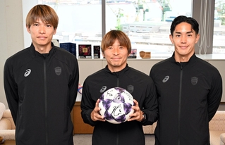 新シーズンに向けて意欲を見せる（左から）神戸の扇原貴宏、乾貴士、武藤嘉紀＝神戸市中央区（撮影・風斗雅博）