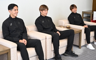 新シーズンに向けて意欲を見せる（左から）神戸の武藤嘉紀、扇原貴宏、乾貴士＝神戸市中央区（撮影・風斗雅博）