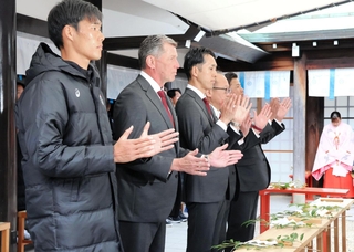 国内タイトル奪還とアジア制覇を祈願するＪ１神戸の（手前から）山川哲史、ミヒャエル・スキッベ新監督ら＝和田神社