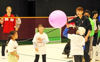 姫路の野中（右端）らとふうせんバレーを楽しむ子どもら