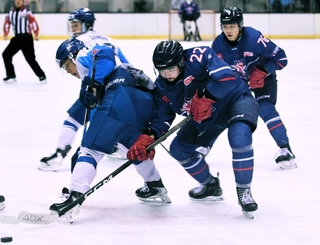 相手と激しく競り合うスターズ神戸のエア懐生（手前右）