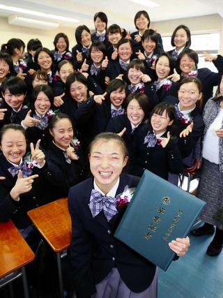 神戸野田高の卒業式で同級生とともに笑顔を見せる坂本花織＝２０１９年２月