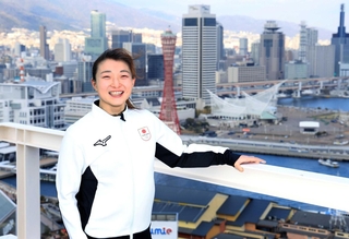 神戸の街への思いを語る坂本花織。後方には時に逃避したメリケンパークも見える（撮影・吉田敦史）