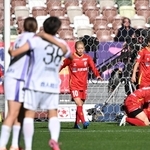 ＩＮＡＣ神戸-広島　前半、失点してうなだれる神戸の選手たち＝１日午後、東京都新宿区、国立競技場（撮影・大田将之）