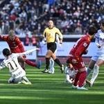 ＩＮＡＣ神戸-広島　前半、シュートを打つ神戸の成宮（左）＝１日午後、東京都新宿区、国立競技場（撮影・大田将之）