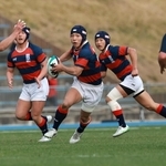 関学-国学院栃木　前半、鋭いステップで攻め込む関学・木山（中央）＝大阪府東大阪市、花園ラグビー場（撮影・鈴木雅之）