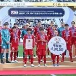 皇后杯で準優勝したＩＮＡＣ神戸の選手たち＝１日午後、東京都新宿区、ＭＵＦＧスタジアム（撮影・大田将之）