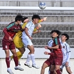 神戸弘陵-尚志　前半、懸命に守る神戸弘陵の守備陣＝２日午後、さいたま市浦和区駒場２、浦和駒場スタジアム（撮影・大田将之）