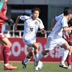 神戸弘陵-尚志　前半、攻め上がる神戸弘陵の池＝２日午後、さいたま市浦和区駒場２、浦和駒場スタジアム（撮影・大田将之）