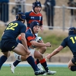 関学-国学院栃木　後半、守備陣の厳しいマークに遭う関学・木山（中央手前）＝撮影・鈴木雅之