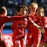 ＩＮＡＣ神戸ー広島　後半、同点弾を決めて喜ぶＩＮＡＣ神戸の久保田（１９）＝１日午後、東京都新宿区、ＭＵＦＧスタジアム（撮影・大田将之）