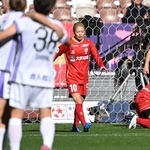 ＩＮＡＣ神戸-広島　前半、失点してうなだれるＩＮＡＣ神戸の選手たち（撮影・大田将之）