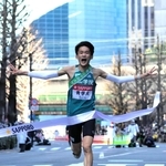 箱根駅伝３連覇を飾るゴールテープを切る青学大のアンカー折田壮太＝東京・大手町