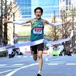 １位でゴールテープを切る青学大のアンカー・折田壮太（撮影・井川朋宏）