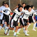 日ノ本-秀岳館　後半、先制点を決めて喜ぶ日ノ本の上田（中央）と木下（７）ら