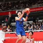 全国高校選手権１回戦の東山戦でシュートを決める中部大第一の音山繫太（中央）＝２０２５年１２月２４日、東京体育館
