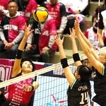 姫路－大阪Ｍ　第１セット、アタックを放つ姫路の李在英（手前左）
